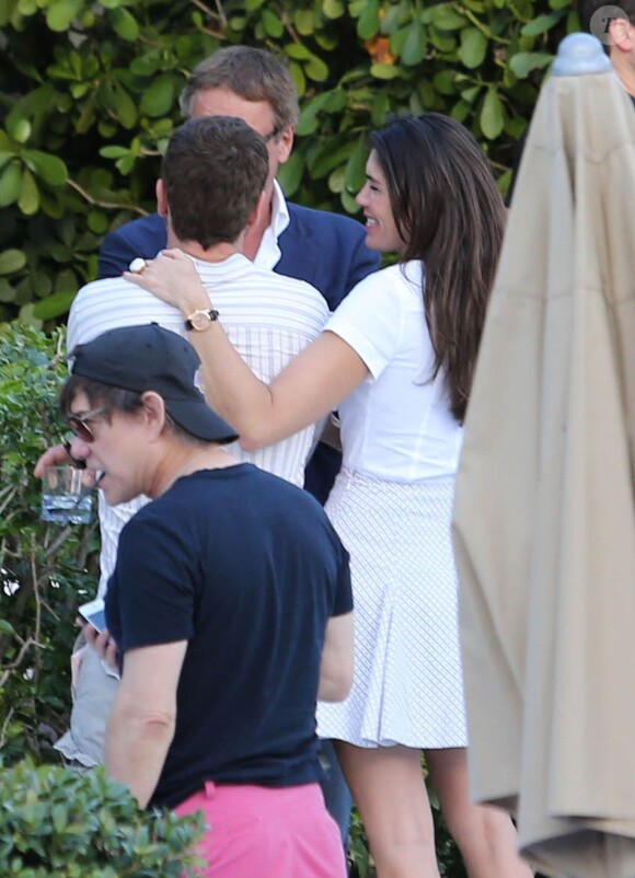 Gerard Butler, détendu avec des amis, se montre très proche et complice d'une mystérieuse inconnue au bord de la piscine de son hôtel à Miami, le 3 décembre 2013.