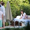 Gerard Butler, détendu avec des amis, se montre très proche et complice d'une mystérieuse inconnue au bord de la piscine de son hôtel à Miami, le 3 décembre 2013.