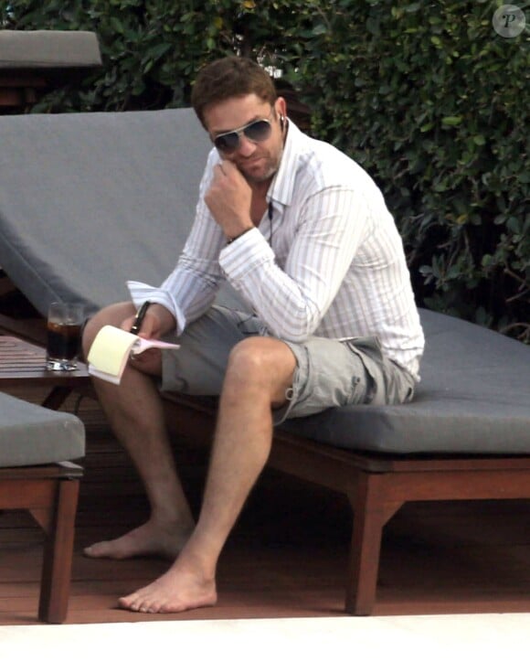 Gerard Butler, détendu avec des amis, se montre très proche et complice d'une mystérieuse inconnue au bord de la piscine de son hôtel à Miami, le 3 décembre 2013.