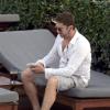 Gerard Butler, détendu avec des amis, se montre très proche et complice d'une mystérieuse inconnue au bord de la piscine de son hôtel à Miami, le 3 décembre 2013.