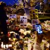 Les fans continuent de rendre hommage à Paul Walker sur les lieux du drame à Santa Clarita, Los Angeles, le 4 décembre 2013.