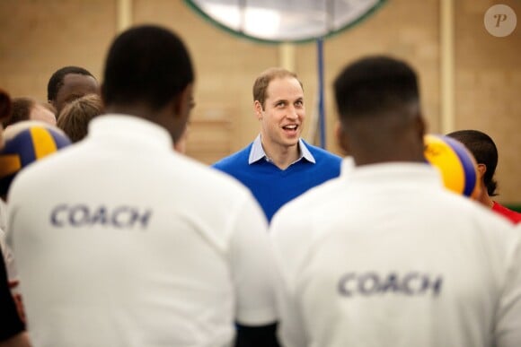 Le prince William avait bien besoin de coachs au Westway Sports Centre, dans North Kensington à Londres, le 4 décembre 2013 pour soutenir le programme Coach Core de la Fondation Duc et Duchesse de Cambridge et Prince Harry.