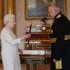 La reine Elizabeth II reçoit en audience le Field Marshal Lord Guthrie de Craigiebank à Buckingham le 4 décembre 2013