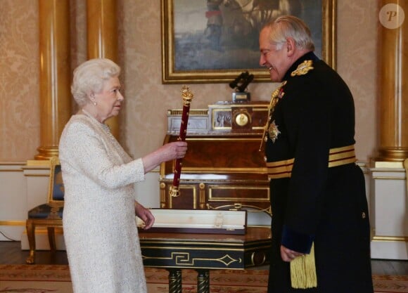 La reine Elizabeth II reçoit en audience le Field Marshal Lord Guthrie de Craigiebank à Buckingham le 4 décembre 2013