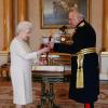 La reine Elizabeth II reçoit en audience le Field Marshal Lord Guthrie de Craigiebank à Buckingham le 4 décembre 2013