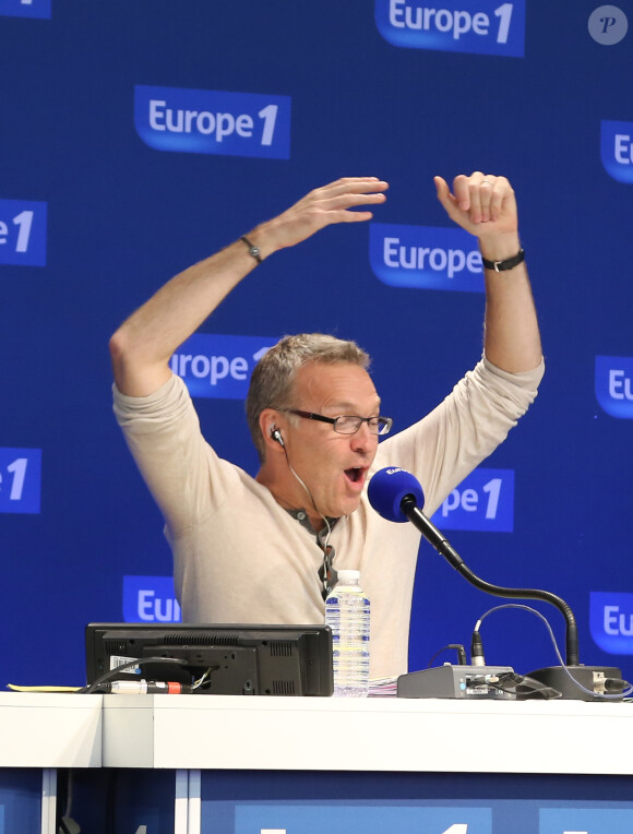 Laurent Ruquier anime son emission d'Europe 1, On va s'gêner, près de Saint-Germain-en-Laye, le 25 septembre 2013.