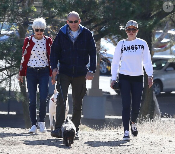 L'actrice Amanda Bynes avec ses parents à Thousand Oaks, le 5 décembre 2013.