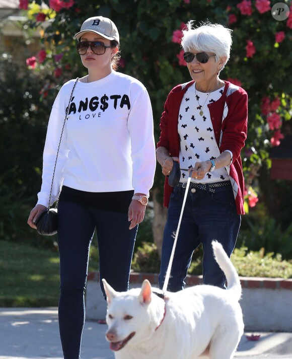 L'actrice Amanda Bynes fait une promenade avec ses parents à Thousand Oaks, le 5 décembre 2013.