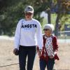 L'actrice Amanda Bynes fait une promenade avec ses parents à Thousand Oaks, le 5 décembre 2013.