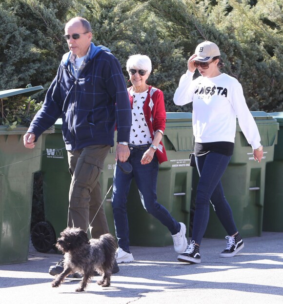 L'actrice Amanda Bynes fait une promenade avec ses parents a Thousand Oaks, le 5 decembre 2013. Amanda Bynes est de retour chez ses parents apres avoir ete internee de force a l'hopital au cours duquel on lui a diagnostique une schizophrenie. Elle a declare recemment au magazine InTouch qu’elle allait bien. L'actrice de 27 ans ne recoit pas d'aide concernant son addiction a la drogue et continuera a voir ses medecins regulierement  Troubled actress Amanda Bynes was spotted out for a stroll with her folks in Thousand Oaks, California on December 5, 2013. Amanda is out of rehab and back home with her parents after receiving a formal diagnosis of schizophrenia and recently told InTouch Magazine: "I am doing very well, I'm doing great." The 27-year-old actress was not receiving any help for drug abuse and will continue seeing her doctors on a regular basis.05/12/2013 - Thousand Oaks