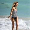 Le mannequin Jessica Hart en plein shooting sur une plage à Miami. Le 5 décembre 2013.