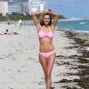 La sublime Jessica Hart en plein shooting sur une plage à Miami. Le 5 décembre 2013.