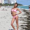 Le top Jessica Hart en plein shooting sur une plage à Miami. Le 5 décembre 2013.
