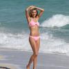 Le mannequin Jessica Hart en plein shooting sur une plage à Miami. Le 5 décembre 2013.