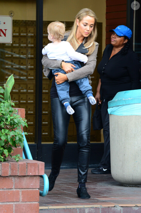 Elizabeth Berkley dans les rues de Los Angeles avec son fils Sky, le 2 décembre 2013.
