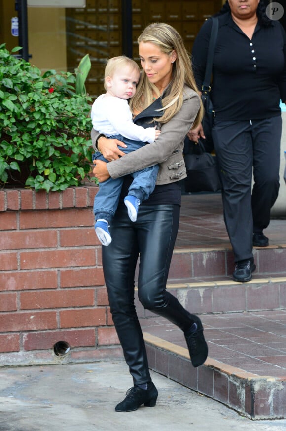 L'actrice Elizabeth Berkley et son fils Sky dans les rues de Los Angeles, le 2 décembre 2013.