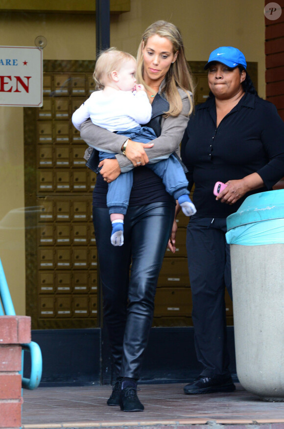 L'actrice Elizabeth Berkley et son fils Sky dans les rues de Los Angeles, le 2 décembre 2013.