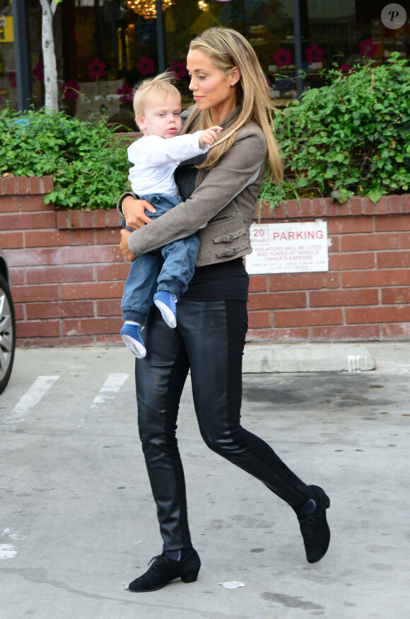 L'actrice Elizabeth Berkley et son fils Sky dans les rues de Los Angeles, le 2 décembre 2013.