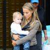 Elizabeth Berkley et son fils Sky dans les rues de Los Angeles, le 2 décembre 2013.