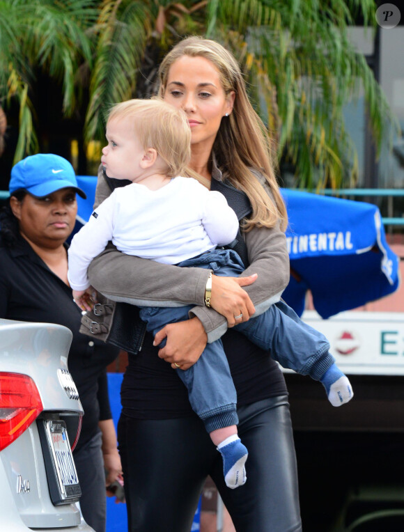 L'actrice Elizabeth Berkley et son fils Sky dans les rues de Los Angeles, le 2 décembre 2013.
