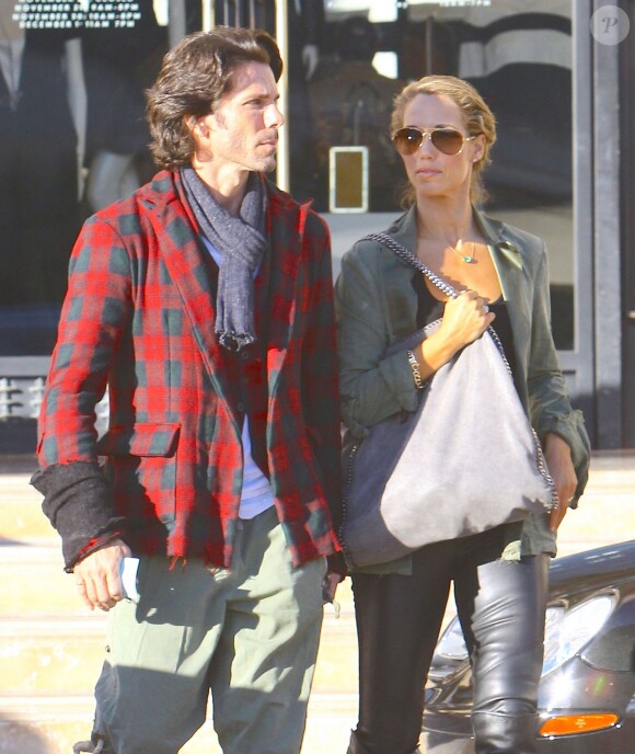 Exclusif - Elizabeth Berkley et son mari Greg Lauren dans les rues de Los Angeles, le 30 novembre 2013.