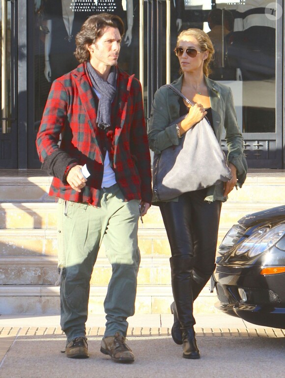 Exclusif - Elizabeth Berkley et son mari Greg Lauren à Los Angeles, le 30 novembre 2013.