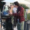 Exclusif - Elizabeth Berkley et son mari Greg Lauren s'embrassent dans les rues de Los Angeles, le 30 novembre 2013.