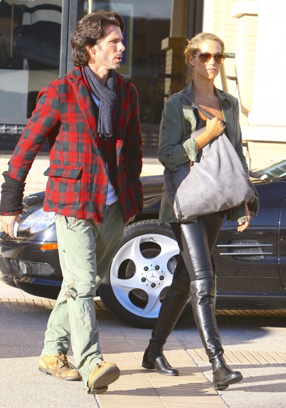 Exclusif - Elizabeth Berkley et son mari Greg Lauren à Los Angeles, le 30 novembre 2013.