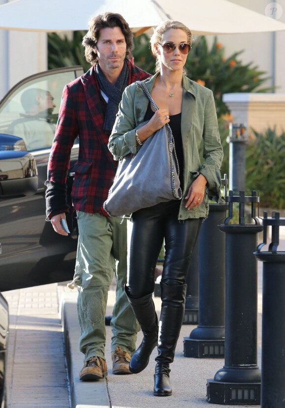 Exclusif - Elizabeth Berkley et son mari Greg Lauren à Los Angeles, le 30 novembre 2013.