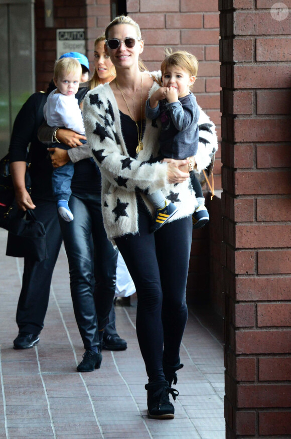 Molly Sims et son fils Brooks à Los Angeles, le 2 décembre 2013.