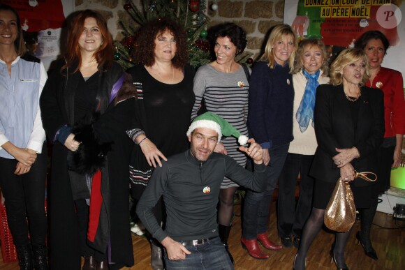 Agnès Jaoui, Valérie Mairesse, Elisabeth Bourgine, Chantal Ladesou, Isabelle Aubret, Nicoletta et Marc Emmanuel - Soirée de lancement de la campagne des Pères Noël Verts du Secours Populaire à Paris le 2 décembre 2013.