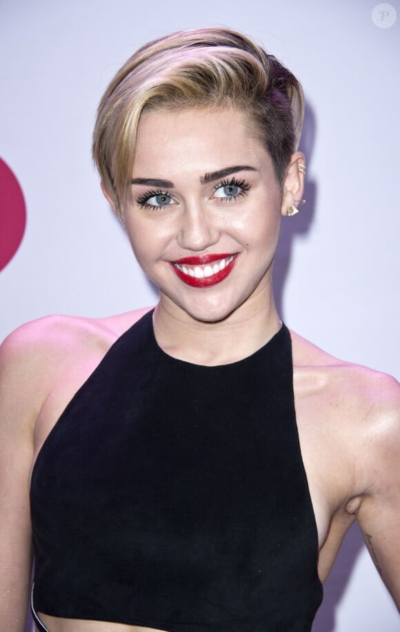 Miley Cyrus, souriante et très en beauté lors du Jingle Ball 2013 de la station KIIS FM au Staples Center. Los Angeles, le 6 décembre 2013.