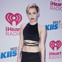 Miley Cyrus : Chic et ventre à l'air devant Robin Thicke, après leur scandale