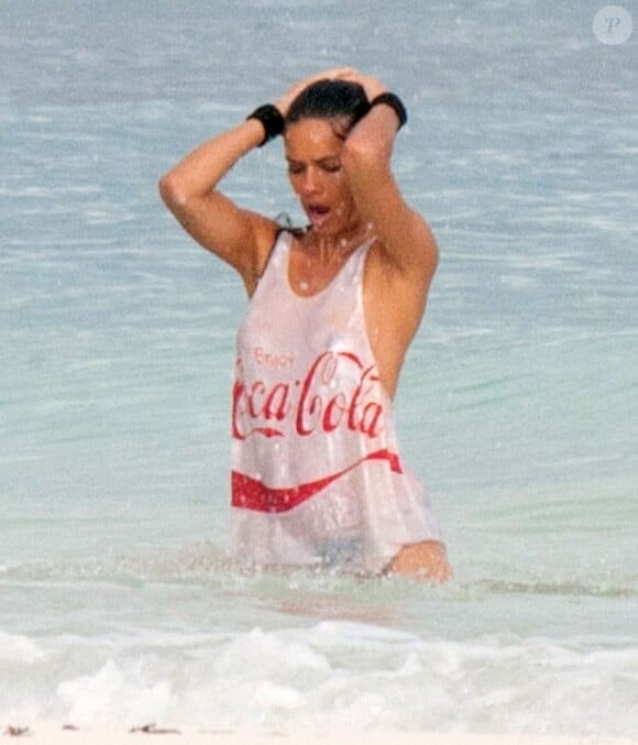 Exclusif - Adriana Lima en pleine séance photo sur une plage à Cancún, le 3 décembre 2013.