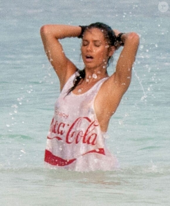 Exclusif - Adriana Lima, canon sur une plage, surprise en pleine séance photo. Cancún, le 3 décembre 2013.