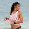 Exclusif - Adriana Lima, aperçue en pleine séance photo sur une plage à Cancún, le 3 décembre 2013.