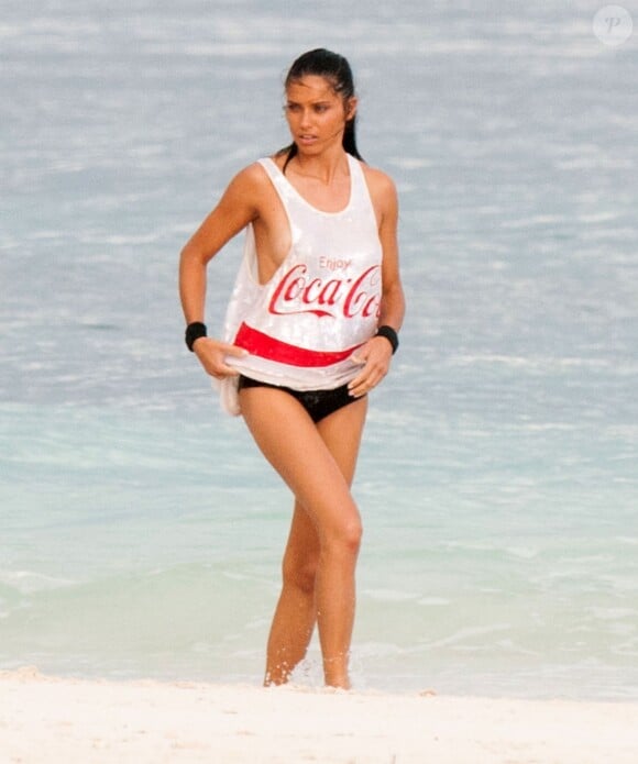 Exclusif - La divine Adriana Lima se prête au jeu de la séance photo sur une plage à Cancún, le 3 décembre 2013.