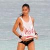 Exclusif - Adriana Lima en plein shooting sur une plage à Cancún, le 3 décembre 2013.