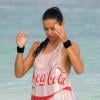 Exclusif - Adriana Lima en pleine séance photo sur une plage à Cancún, le 3 décembre 2013.