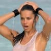 Exclusif - Adriana Lima se la joue t-shirt mouillé lors d'une séance photo sur une plage à Cancún, le 3 décembre 2013.