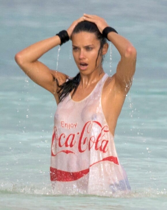 Exclusif - Adriana Lima se la joue t-shirt mouillé lors d'une séance photo sur une plage à Cancún, le 3 décembre 2013.