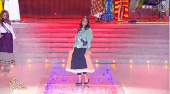 Les 33 Miss défilent en rendant hommage à leur région lors de l'élection Miss France 2014 sur TF1, en direct de Dijon, le 7 décembre 2013