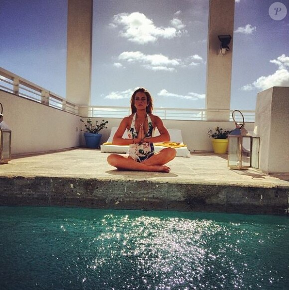 Lindsay Lohan se détend en faisant du yoga à Miami, le 8 décembre 2013.