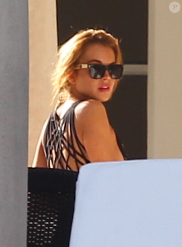 La starlette Lindsay Lohan en maillot de bain se détend chez des amis à Miami, le 5 décembre 2013.