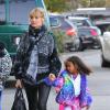 La belle Heidi Klum se rend en famille à la patinoire de Culver City le dimanche 8 décembre 2013. Le top porte un pull large pour dissimuler son ventre. Les rumeurs la voudraient enceinte de son 5e enfant