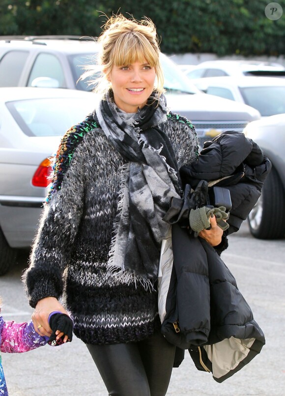 Heidi Klum souriante se rend en famille à la patinoire de Culver City le dimanche 8 décembre 2013. Le top porte un pull large pour dissimuler son ventre. Les rumeurs la voudraient enceinte de son 5e enfant