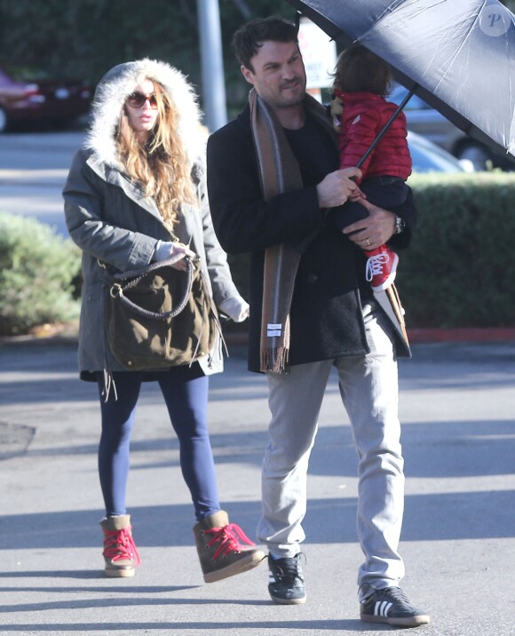 Exclusif - Megan Fox (enceinte) et son mari Brian Austin Green emmènent leur fils Noah déjeuner au restaurant "Beverly Glen Plaza" à Beverly Glen, le 7 décembre 2013.