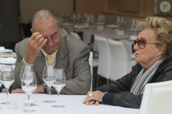 Jacques Chirac avec sa femme Bernadette et leurs amis au restaurant Le Girelier à Saint-Tropez le 4 octobre 2013.