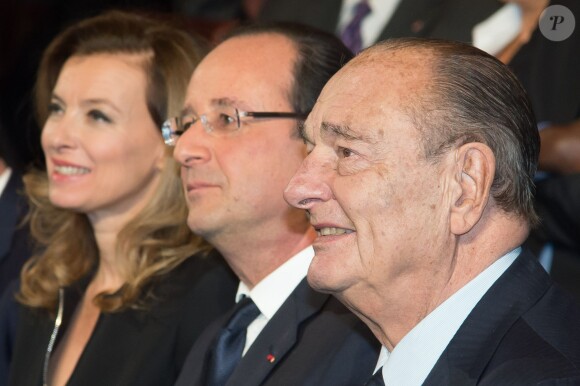 Jacques Chirac souriant et François Hollande, accompagnés de Bernadette Chirac et Valérie Trierweiler, au Musée du Quai Branly à Paris pour la remise du prix de la Fondation Chirac pour la prévention des conflits, le 21 novembre 2013.