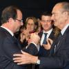 Jacques Chirac souriant et François Hollande, accompagnés de Bernadette Chirac et Valérie Trierweiler, au Musée du Quai Branly à Paris pour la remise du prix de la Fondation Chirac pour la prévention des conflits, le 21 novembre 2013.